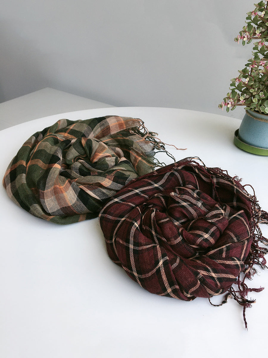Sciarpa scialle con nappe in lino a quadri estivi da donna