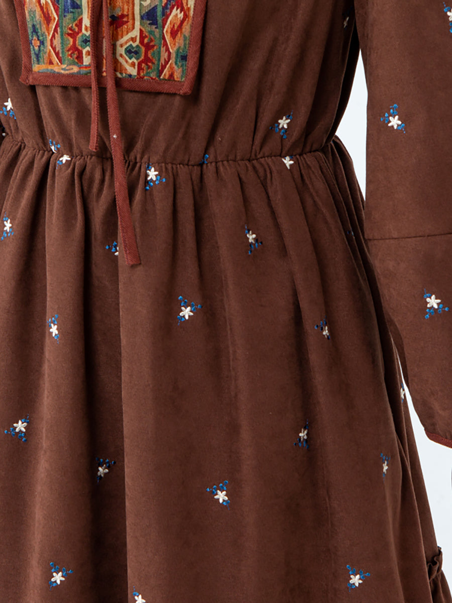 Abito midi con lacci geometrici e tasca vintage