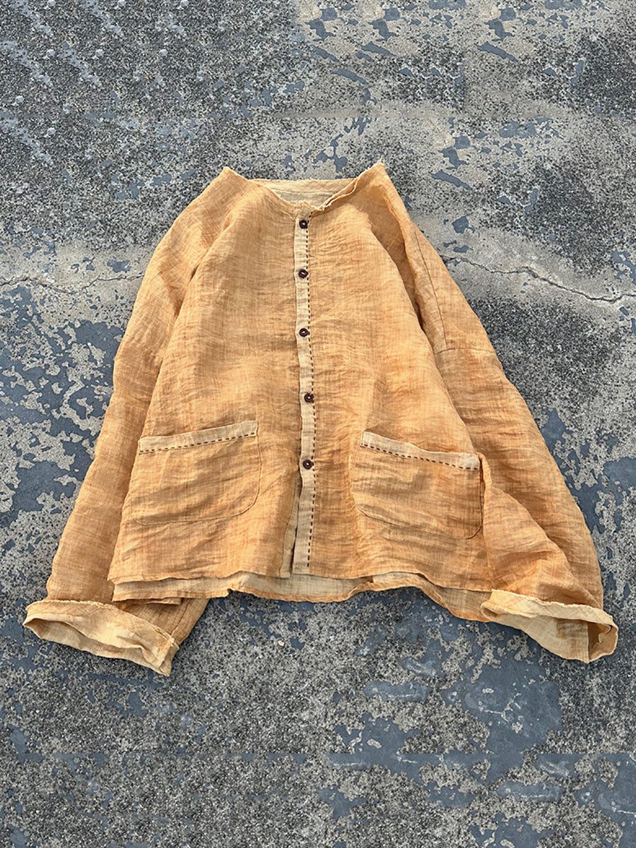 Camicia ampia primaverile indossata dalle donne