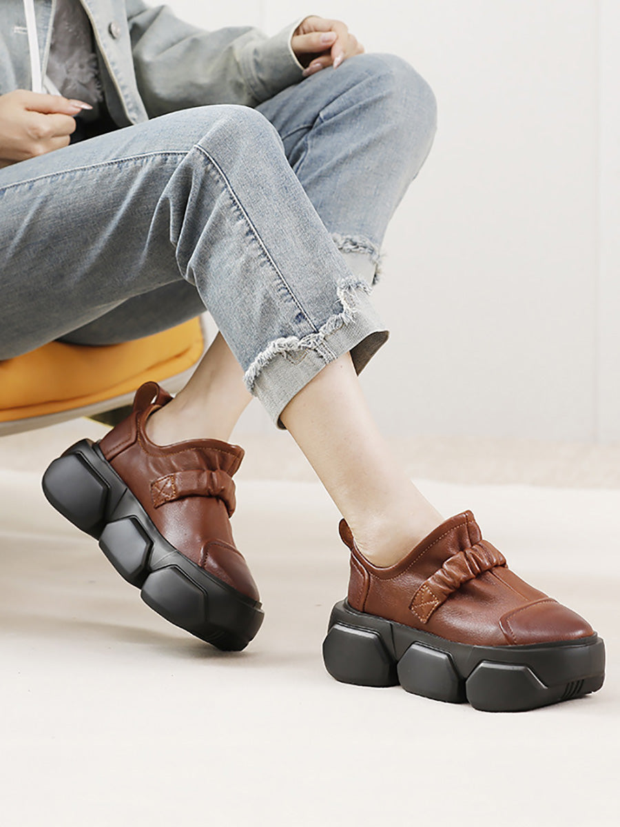 Scarpe con plateau in morbida pelle alla moda per le donne autunnali