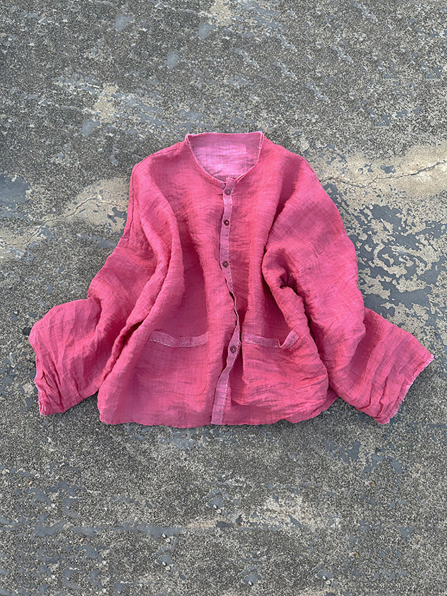 Camicia ampia primaverile indossata dalle donne