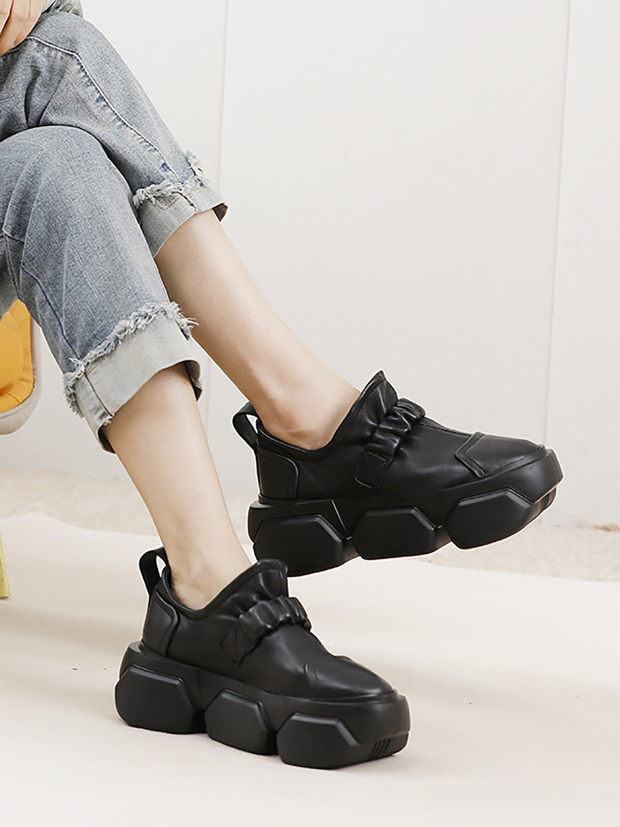 Scarpe con plateau in morbida pelle alla moda per le donne autunnali