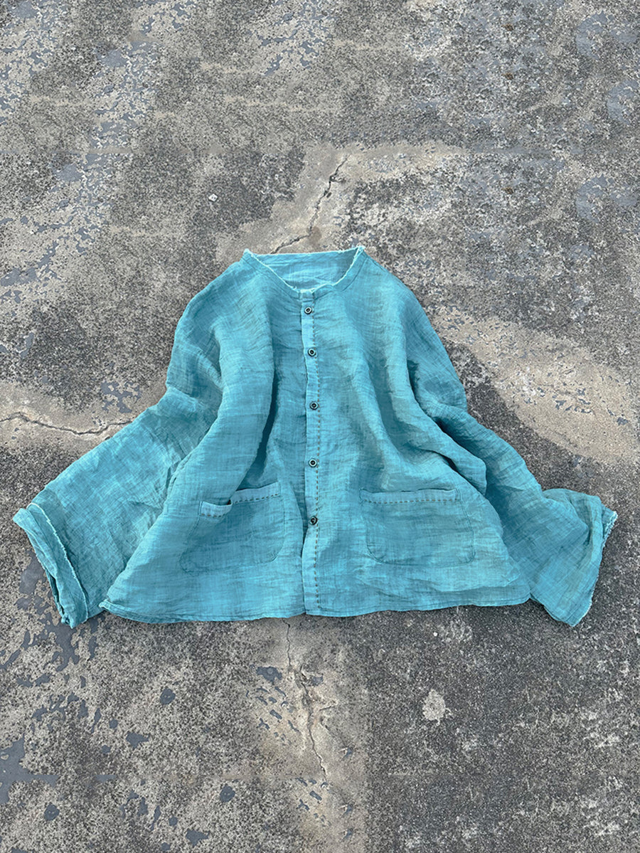 Camicia ampia primaverile indossata dalle donne