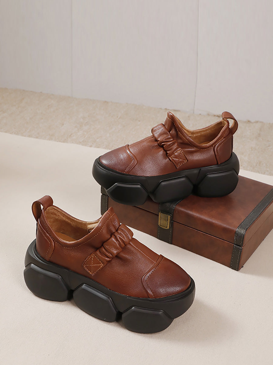 Scarpe con plateau in morbida pelle alla moda per le donne autunnali