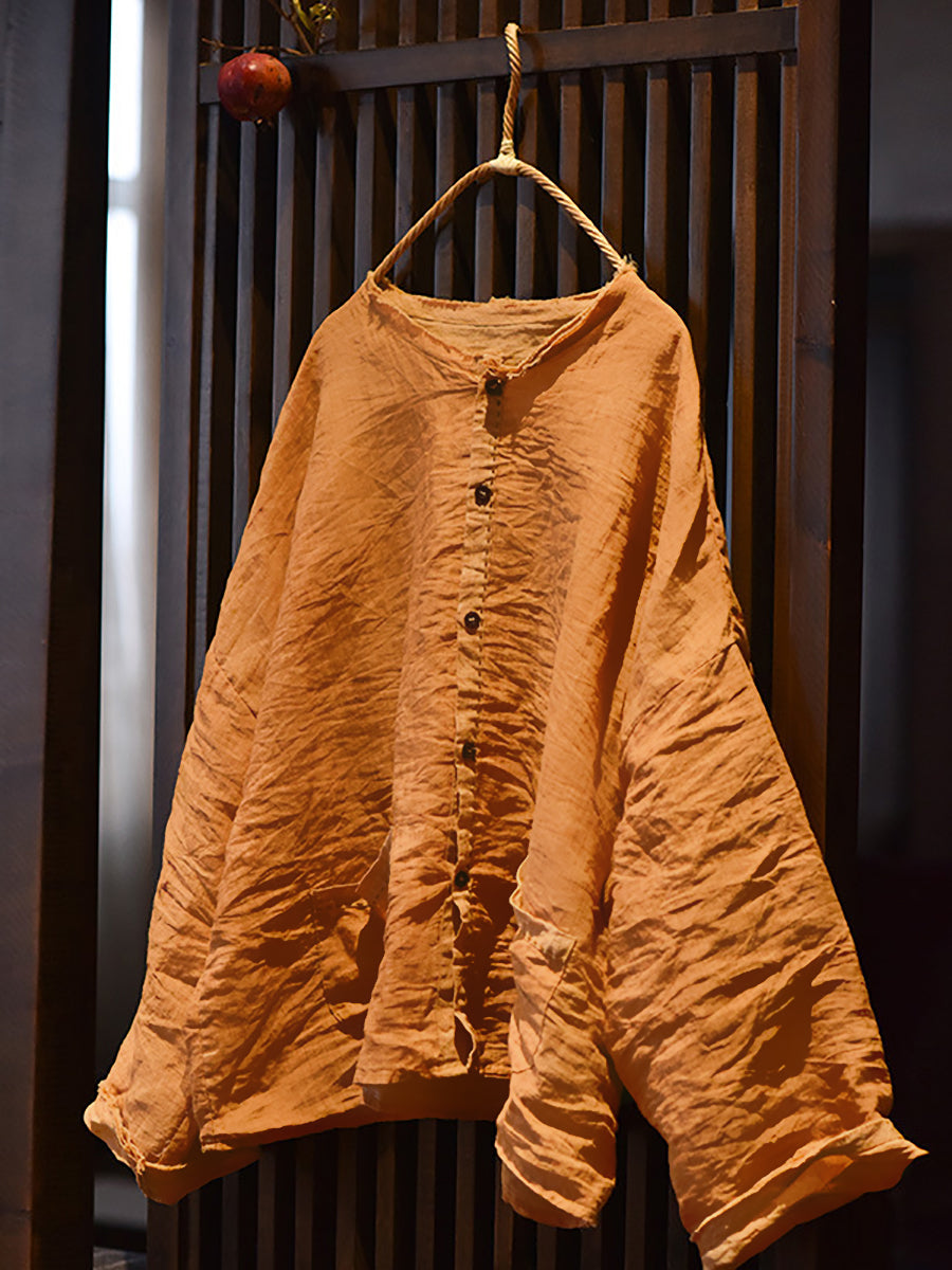 Camicia ampia primaverile indossata dalle donne