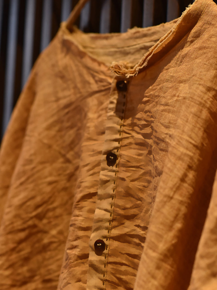 Camicia ampia primaverile indossata dalle donne