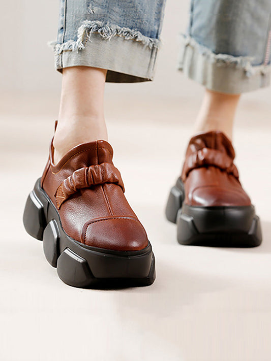 Scarpe con plateau in morbida pelle alla moda per le donne autunnali