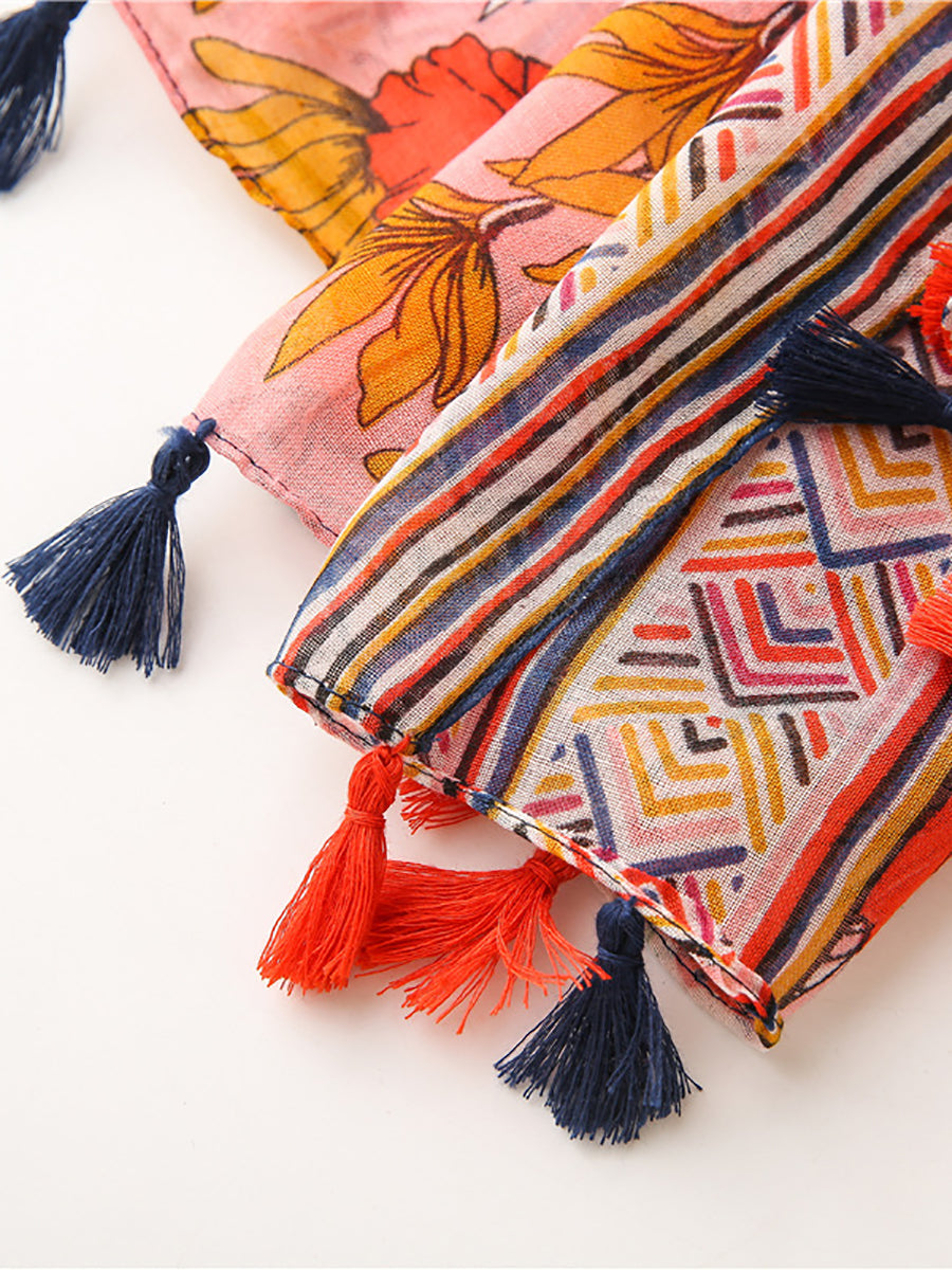 Scialle da viaggio alla moda con nappe e motivi floreali artistici