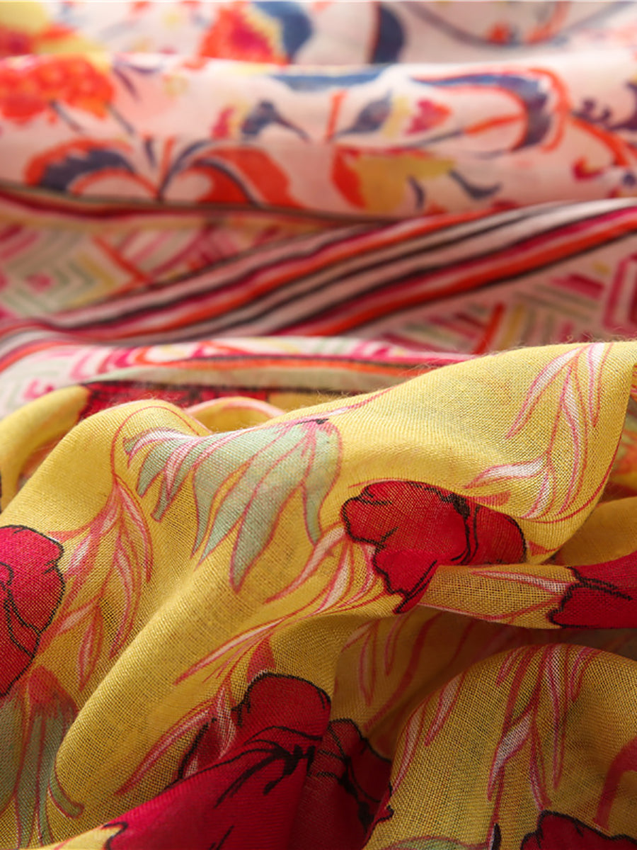 Scialle da viaggio alla moda con nappe e motivi floreali artistici