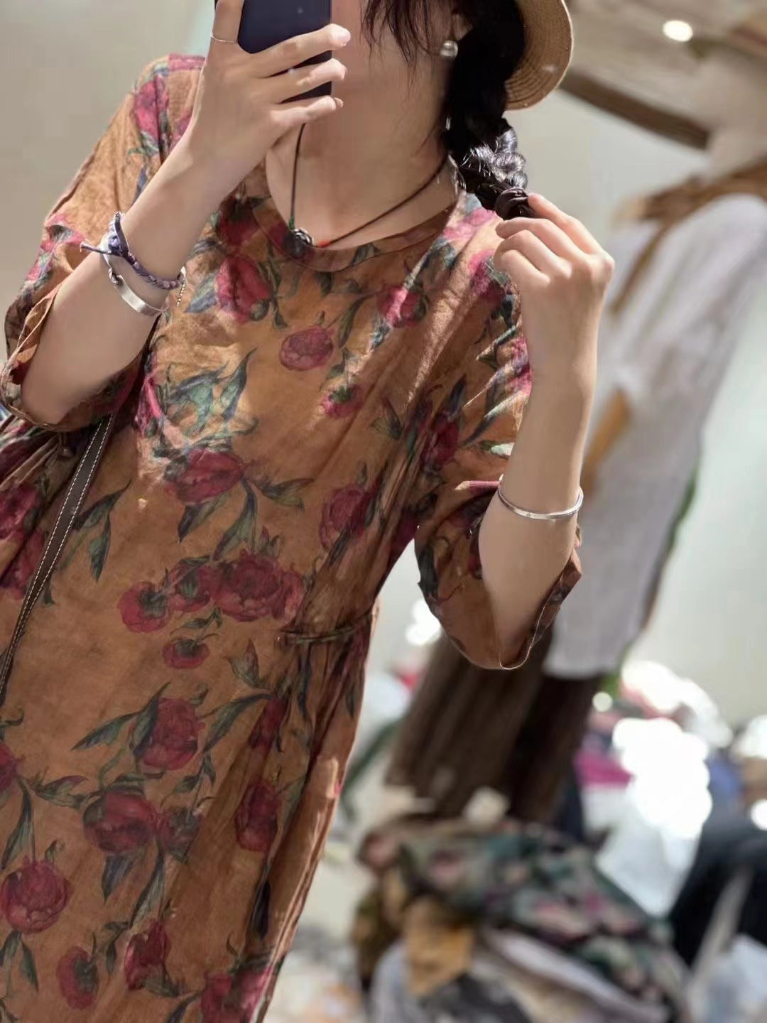 Abito da donna retrò con fiori drappeggiati e orlo largo in ramiè